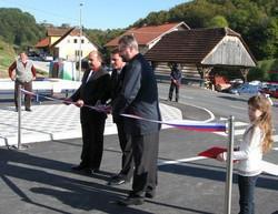 Trak so slavnostno prerezali predsednik KS Loka pri Žusmu Srečko Krajnčan, župan mag. Marko Diaci in podžupan Robert Polnar